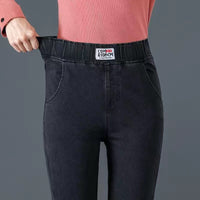 Femme qui porte un jegging amincissant noir