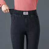 Femme qui porte un jegging amincissant noir