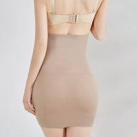 Femme de dos qui porte une jupe gainante taille haute
