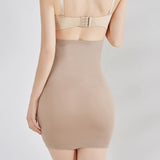 Femme de dos qui porte une jupe gainante taille haute