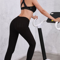 Femme qui s'entraine en portant un legging anti cellulite drainant noir