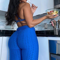 Femme qui porte un legging anti cellulite grande taille bleu