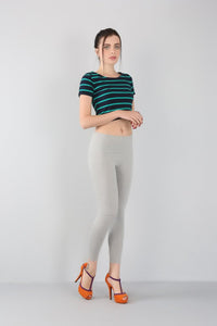 Femme qui porte un legging gainant grande taille gris