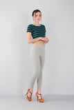 Femme qui porte un legging gainant grande taille gris