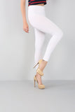 Femme de profil qui porte un legging gainant grande taille blanc