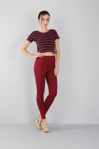 Femme qui porte un legging gainant grande taille