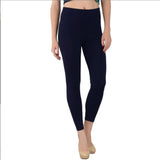 Femme qui porte un legging gainant grande taille noir