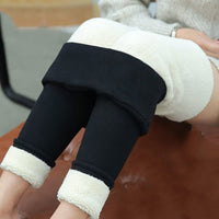 Femme qui porte un legging gainant qui tient chaud