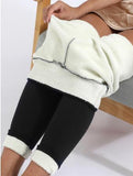 femme qui porte un legging en moumoute