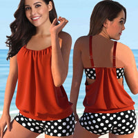 Femme qui porte un Maillot de bain cache ventre rouge
