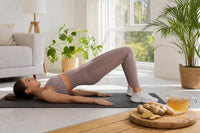 Femme faisant un exercice fessiers sur tapis avec gingembre frais