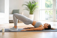 Femme pratiquant un exercice de renforcement fessier dans un intérieur lumineux