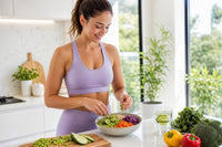Femme active préparant un petit-déjeuner sain avec edamame dans cuisine lumineuse