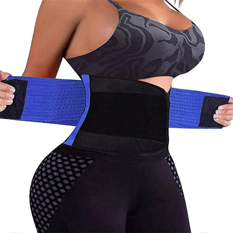 Femme portant la Ceinture Raffermissante Ventre bleue, offrant maintien et soutien pour une silhouette affinée.