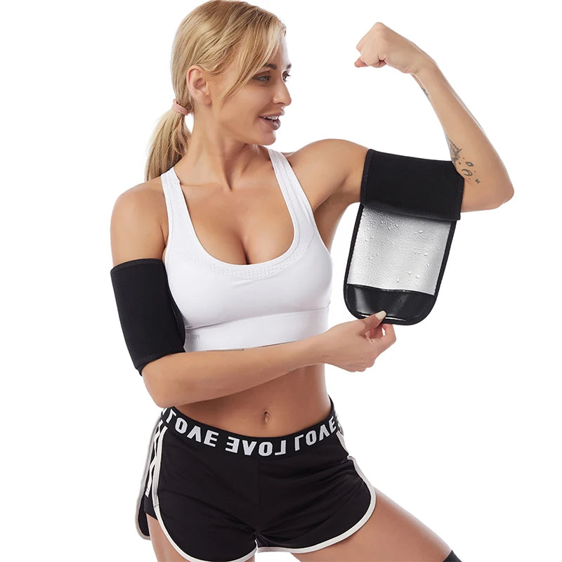 Femme en tenue de sport portant la Gaine pour Maigrir des Bras en néoprène pour sudation et amincissement.