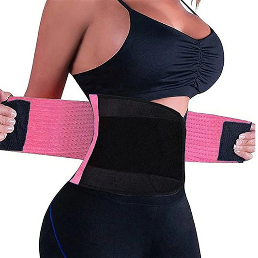 Femme portant la ceinture raffermissante ventre noire et rose ajustable pour sculpter la silhouette et soutenir le dos.