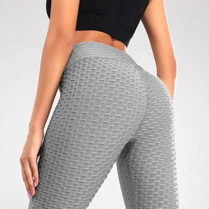 Femme portant le Legging Anti Cellulite France gris texturé, mettant en valeur les formes et silhouette tonique.
