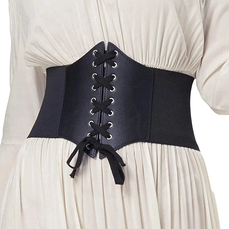 Ceinture corset cuir noir avec lacets sur robe blanche plissee, ceinture large style corset sculptant la taille