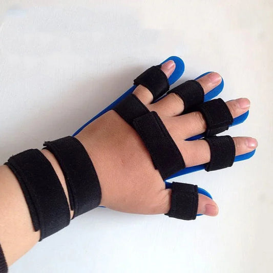 Attelle de Posture Main noire et bleue pour le support ergonomique du poignet et des doigts, vue portee sur une main