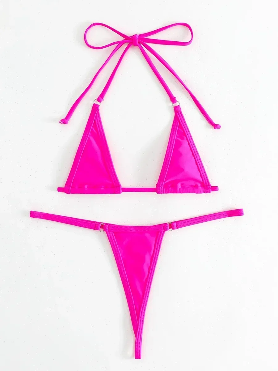 Bikini micro string plage femme rose vif avec haut triangle et bas ficelle, style minimaliste sur fond blanc