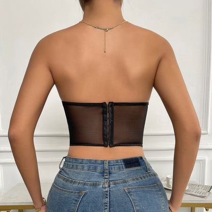 Vue de dos du Body Bustier Noir avec fermeture, portee avec un jean, montrant l'elegance et le style raffine du bustier