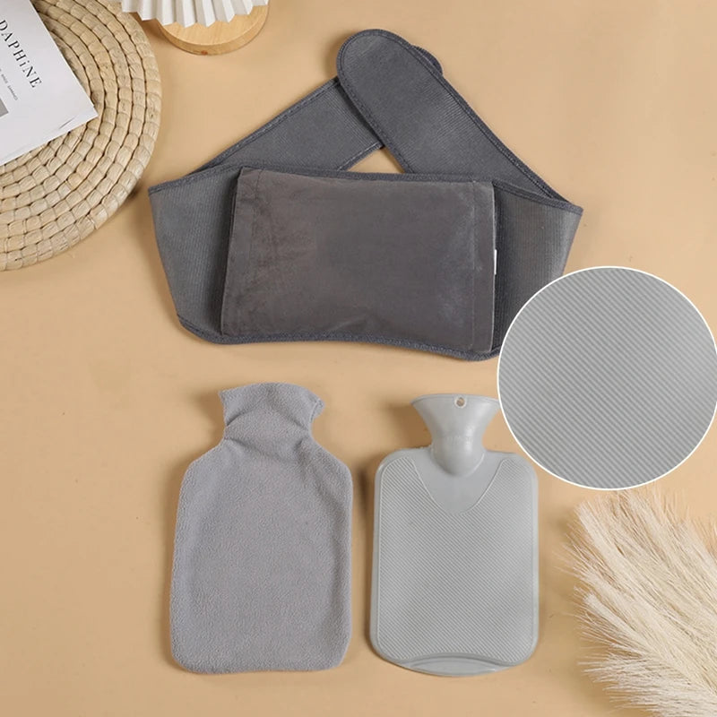 Bouillotte Tour de Taille grise en flanelle avec housse amovible, posee sur fond beige avec accessoires decoratifs