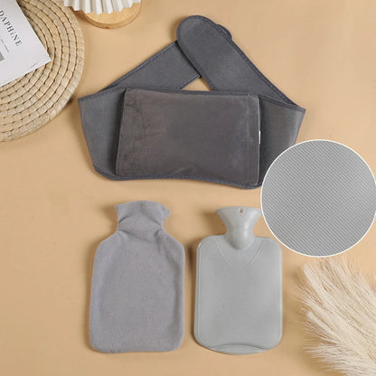 Bouillotte Tour de Taille grise en flanelle avec housse amovible, posee sur fond beige avec accessoires decoratifs