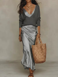 Ensemble femme pull col V et jupe satin fluide – Gris