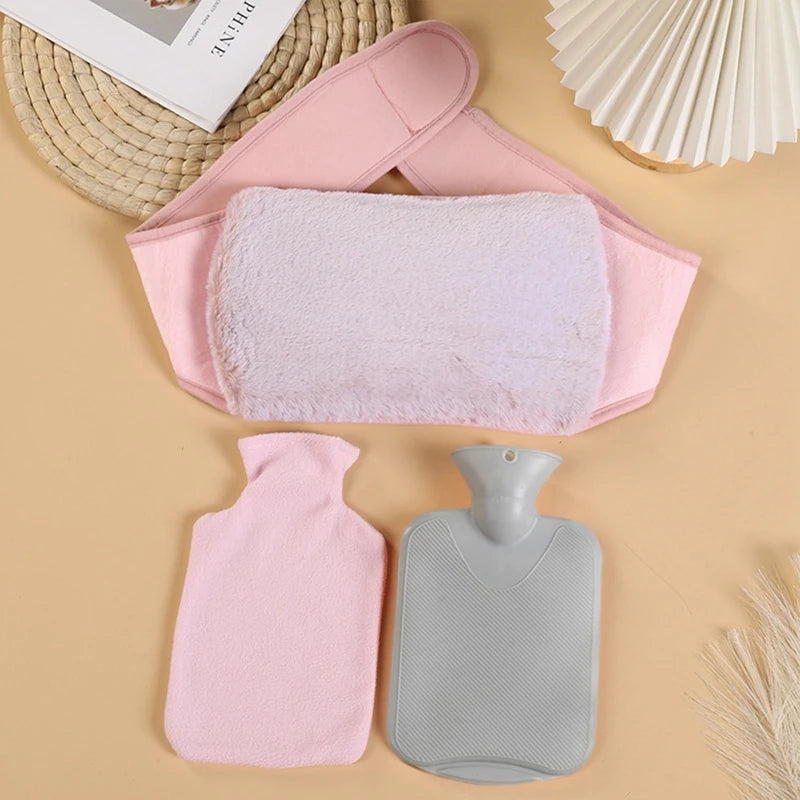 Bouillotte Tour de Taille rose avec ceinture ajustable et doublure en flanelle douce, accompagnee de deux bouillottes classiques