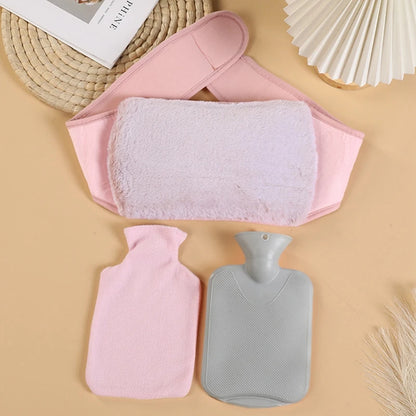 Bouillotte Tour de Taille rose avec ceinture ajustable et doublure en flanelle douce, accompagnee de deux bouillottes classiques
