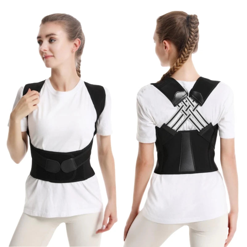 Ceinture de maintien dorsal femme noire portee avec bretelles croisees et sangle dorsale ajustable sur t-shirt blanc