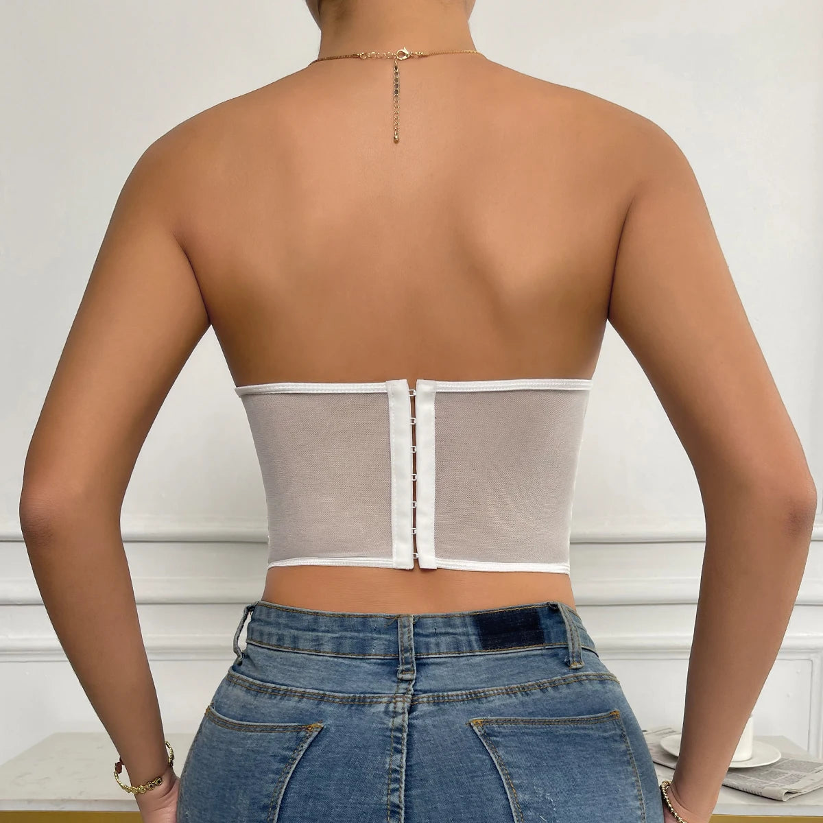 Body Bustier Noir, vue de dos, fermeture à crochets, design bustier sans bretelles en dentelle blanche, style élégant