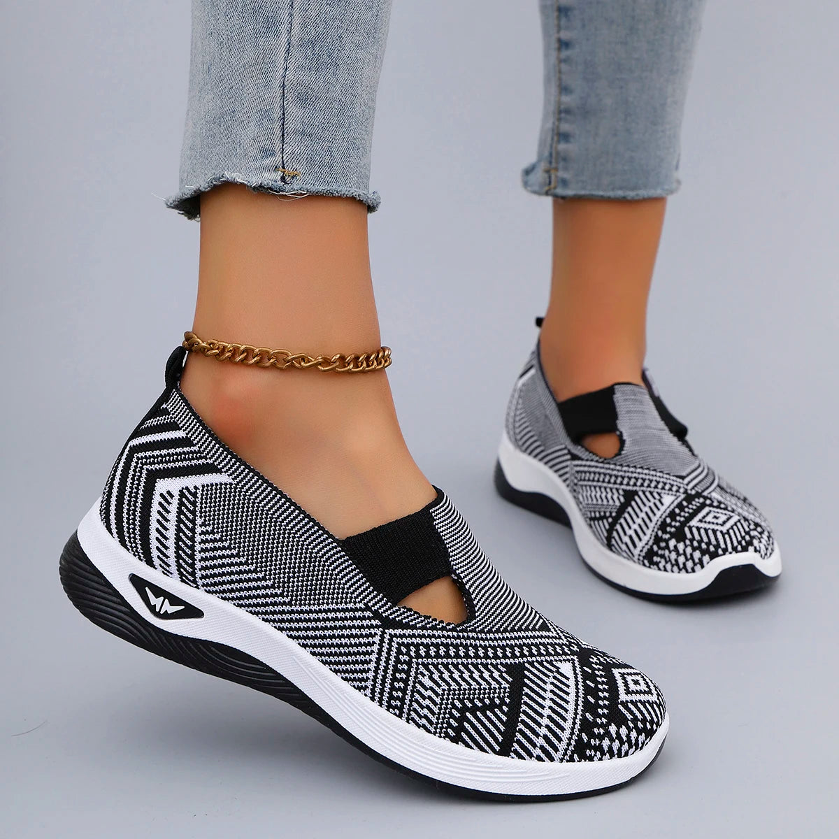 Sneakers femme slip-on maille motif géométrique noir blanc 5