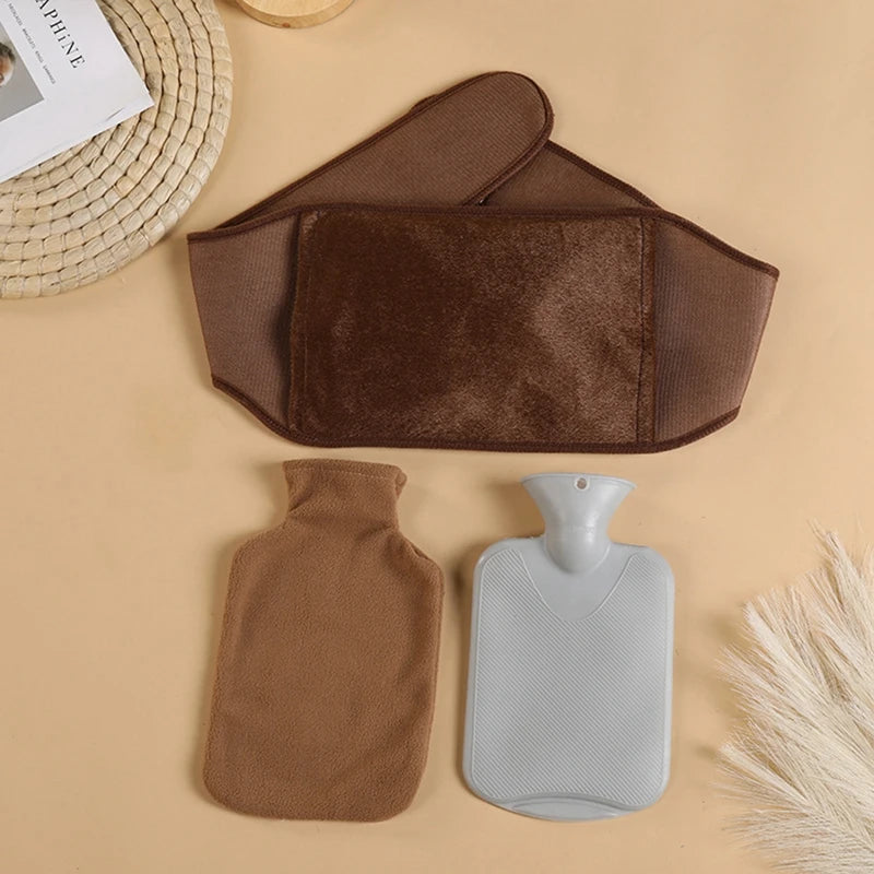 Bouillotte Tour de Taille marron avec ceinture ajustable et bouillotte en PVC, posee sur fond beige avec accessoires decoratifs