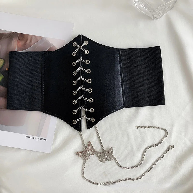 Corset Papillon en simili cuir noir avec lacets argentés et chaîne papillon, design sexy et élégant.