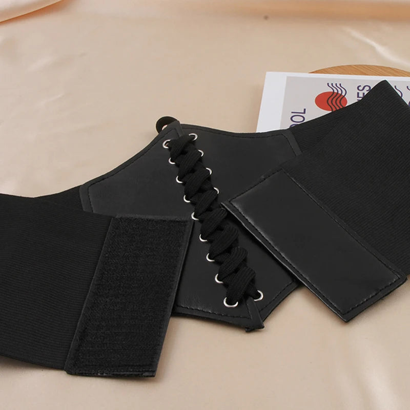 Ceinture corset cuir noir elegante avec laçage, bandes elastiques et fermeture ajustable sur fond beige