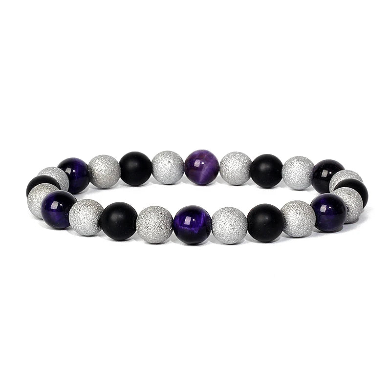 Bracelet magnetique pour maigrir avec perles violettes, noires et argentees disposees en alternance elegante
