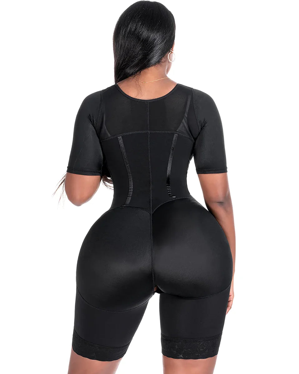 Vue arrière d'une femme portant la Gaine Bresilienne Corps noire pour affiner la silhouette et sculpter les courbes.