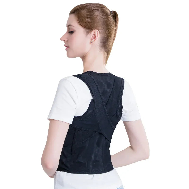 Correcteur de Posture pour Femme porté par une femme, soutien discret et confortable pour une posture parfaite.