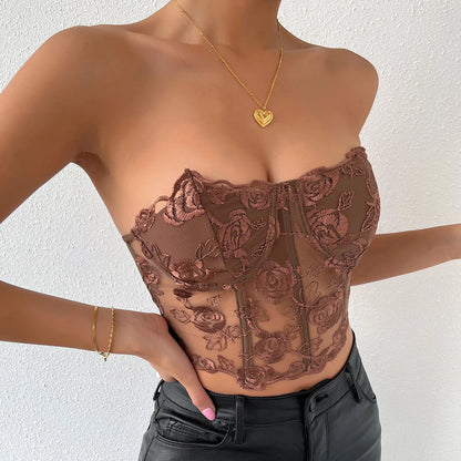 Body Bustier Noir elegant en dentelle, porte avec collier dore en forme de coeur et jean noir, style sophistique