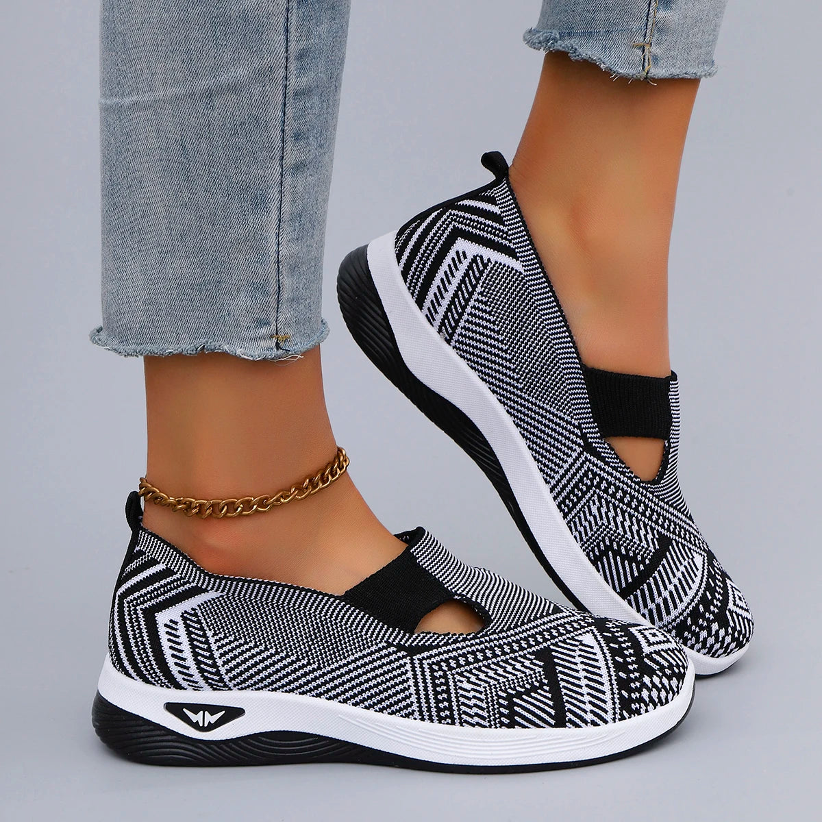 Sneakers femme slip-on maille motif géométrique noir blanc 4
