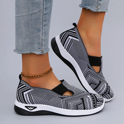 Sneakers femme slip-on maille motif géométrique noir blanc 4