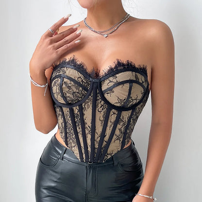 Bustier Dos Nu elegant en dentelle noire et beige avec details corset, porte avec un pantalon en cuir noir