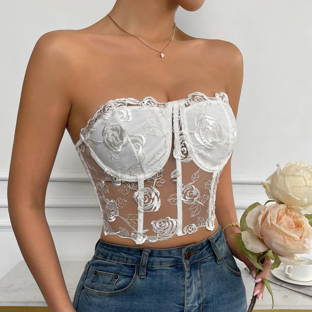 Body bustier blanc transparent avec motif floral en dentelle, style lingerie elegant et sensuel