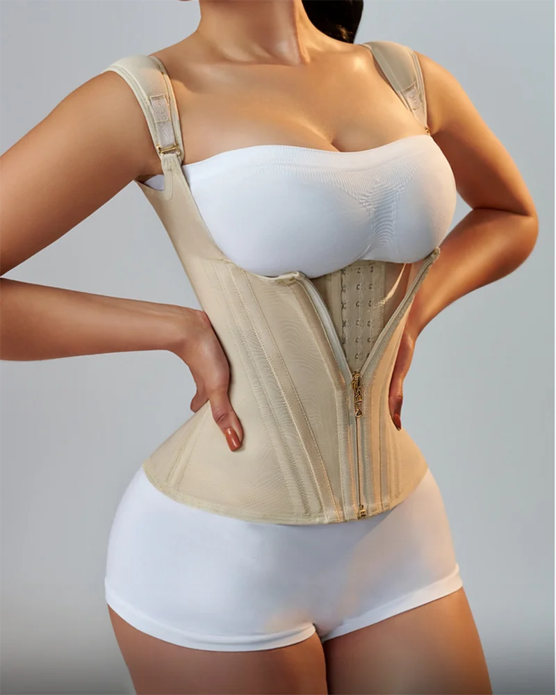 Femme portant une gaine beige ajustée avec fermeture éclair et crochets, Gaine Bresilienne Zip sculptant la silhouette.