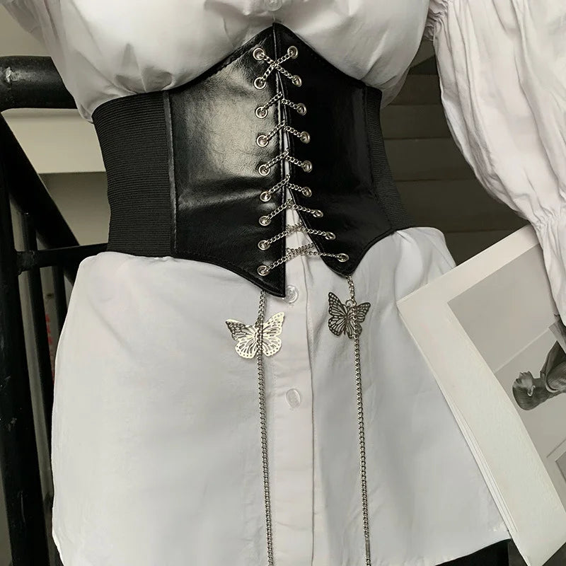 Corset Papillon en simili cuir noir avec lacets et détail papillons, conçu pour sublimer la silhouette féminine.