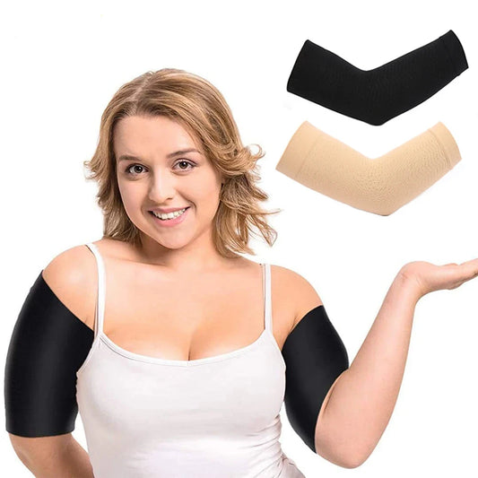 Femme souriante portant la Gaine Bras Minceur noire, deux autres modèles beige et noir visibles à côté.