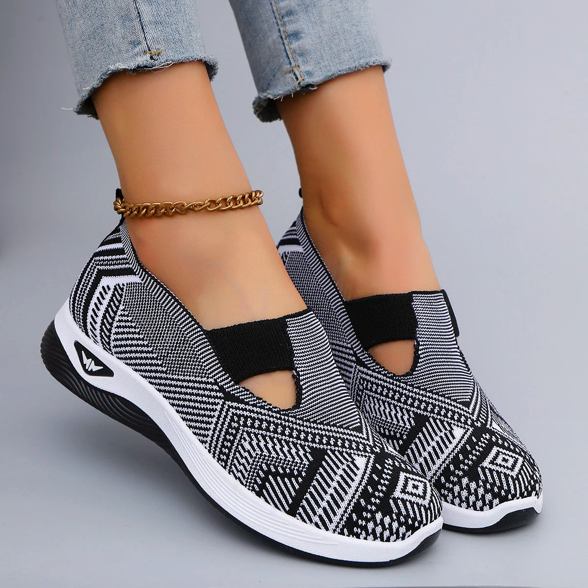 Sneakers femme slip-on maille motif géométrique noir blanc 2