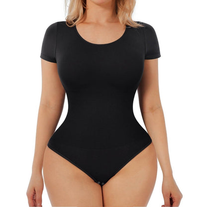 Femme qui porte un body noir