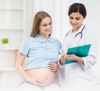 Femme enceinte avec un médecin